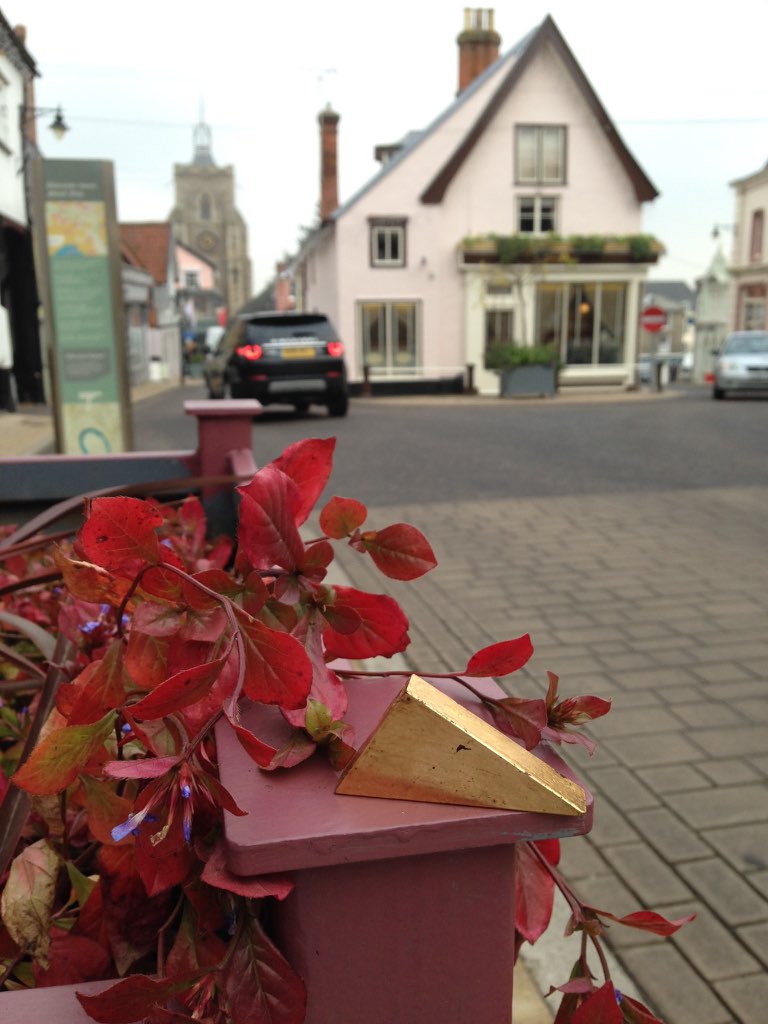 DissHT's tweet image. So who heard our Golden Triangle competition mentioned on @bbc5live this morning? These gilded lovelies (worth £25.. and one worth £250) are getting lots of attention! Find them in our fab independent shops! #highstreet