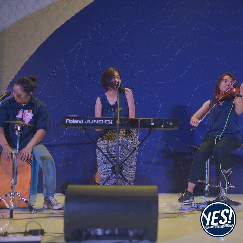 YES_UGM's tweet photo. On break, we’re accompanied by Journey, an acoustic band from Jogjakarta.
#akusihYES
#YES2018
#creaTHINK
#FaceTheChallenge https://t.co/RJ5kr5c3F8