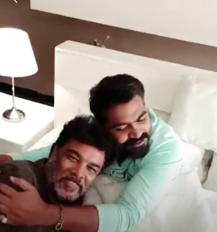 Udhaya06649827's tweet photo. Director #SundarC sir about Thalaivan #STR !๐ #VanthaRajavathaanVaruven
#VRVTeaserCountdown #5DaysToGoForVRVteaser
@LycaProductions @aditi1231 @khushsundar @akash_megha @MahatOfficial @CatherineTresa1 @hiphoptamizha https://t.co/fHvBxylum8