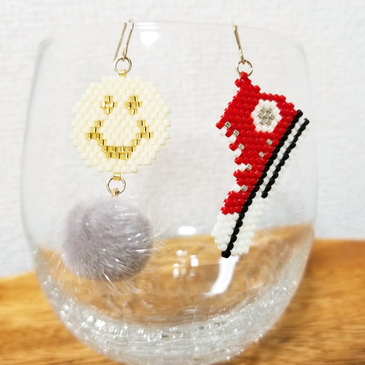 けいこ 明日は湘南クラフトマーケット 可愛いものたくさん持っていきます 遊びに来てください デリカビーズ ハンドメイド 手作り ピアス イヤリングに交換可 可愛い にこちゃん スニーカー リボンヘアゴム ファー付きピアス T Co