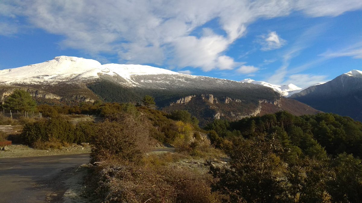 udac78's tweet photo. El sol remontanto #Llerga desde #Tenetuero mientras el invierno se apodera de #Bachaco. #Tella-Sin. Fotos Avi. @meteo_aragon @AEMET_Aragon @eltiempo_atv https://t.co/3UvNX228gs