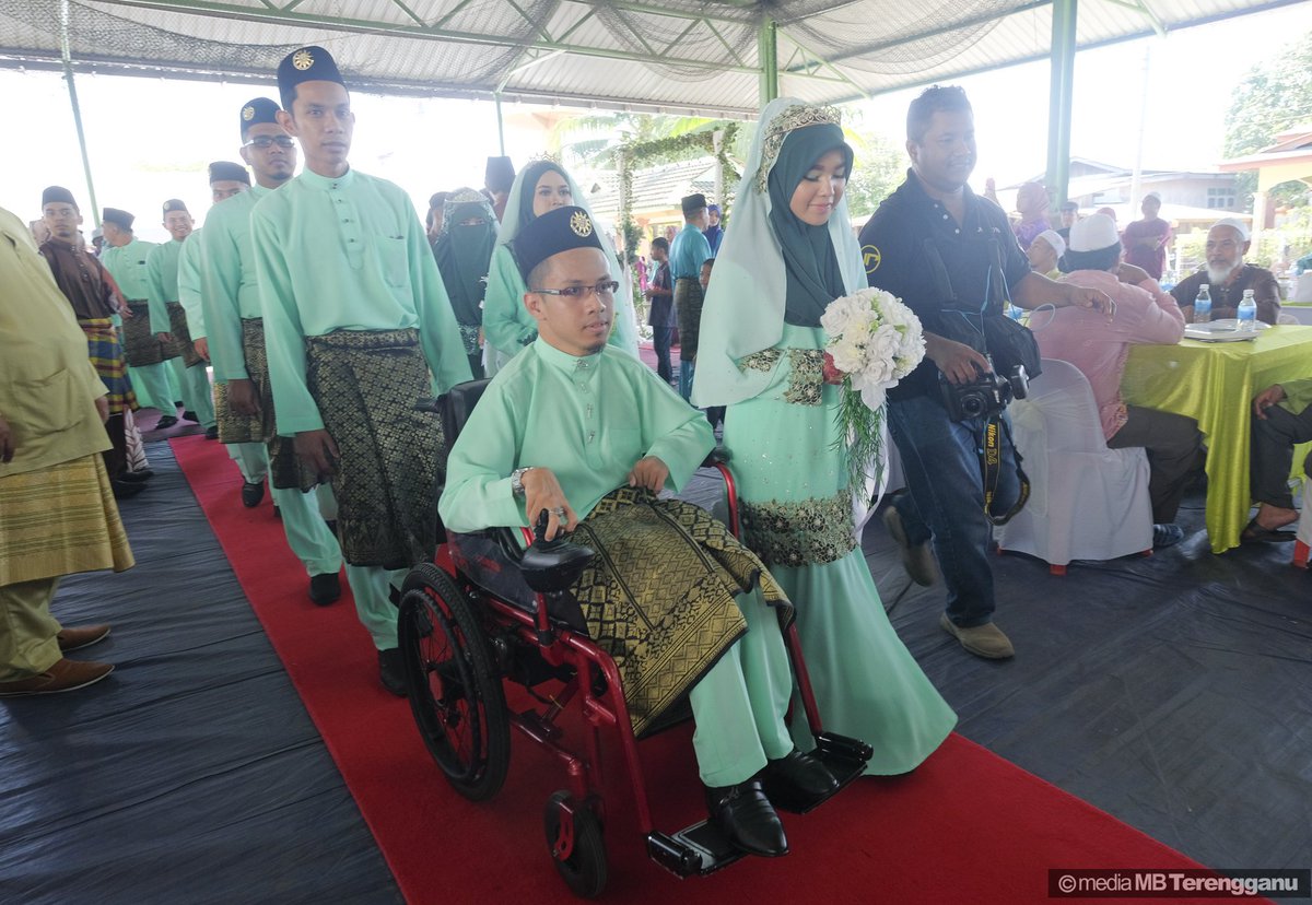 DrAhmadSamsuri's tweet photo. Merasmikan Program Walimatulurus Perdana Peringkat Marang di Dewan Tok Guru, Rusila.

Seramai 190 pasangan telah diraikan pada hari ini yang diadakan serentak di semua parlimen.

Program ini merupakan salah satu manisfesto yang disenaraikan dalam PRU yang lalu. https://t.co/sDh7F8WOsc