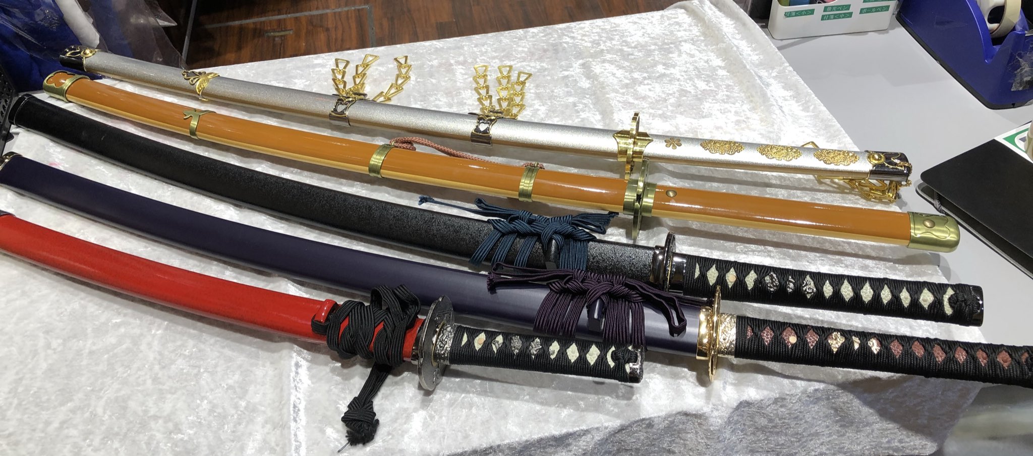 K Books コスプレ館 刀剣乱舞 より模造刀が入荷しました 上から 鶴丸国永 髭切 大和守安定 大倶利伽羅 堀川国広となっております 他の模造刀もございますので 是非店頭まで足をお運び下さいませ Kbooks とうらぶ T Co Zqioyalvxn