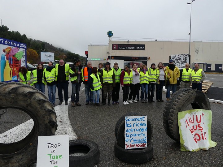 HPInfo's tweet photo. #DignelesBains : Les #GiletsJaunes04 bloquent l'accès à la zone commerciale #StChristophe. @Giletsjaunes04 @Prefet04 https://t.co/m0n0R0quBi https://t.co/Rr1Rb0Wbky