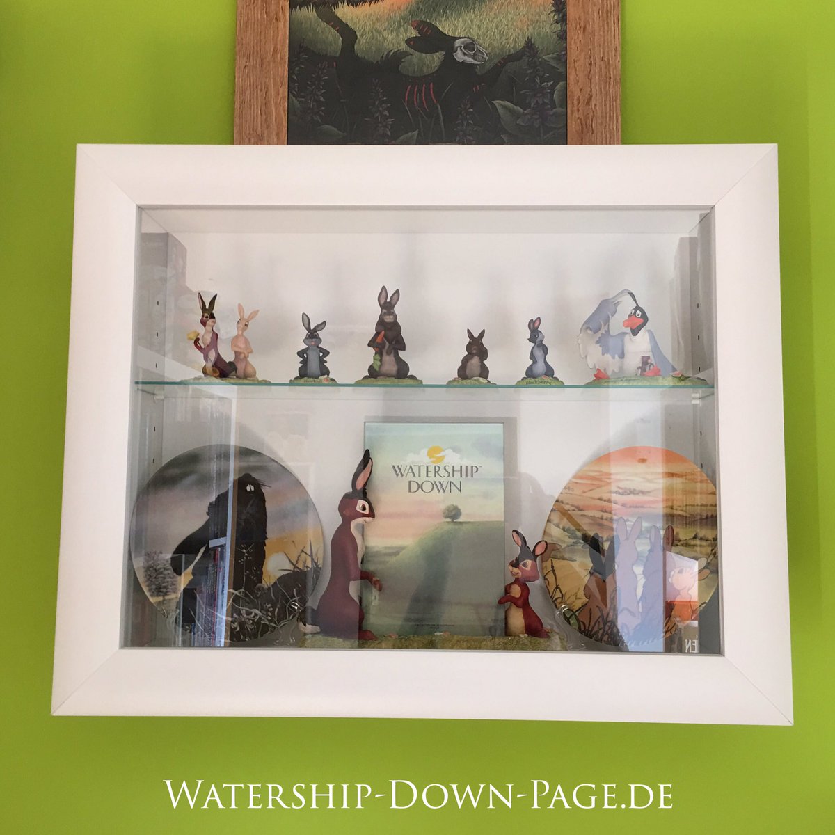 Thlayli_WDP's tweet photo. Finally I got a new Vitrine - I want to put those Figures and Plates extra but next to my #WatershipDown Books โค๏ธ
Sadly I had to took the Picture from the wall but I could put it on top ๐
Now my Preciousnesses are out of the reach of my Kids ๐
#WatershipDownCollection https://t.co/qRfHhq7yjC