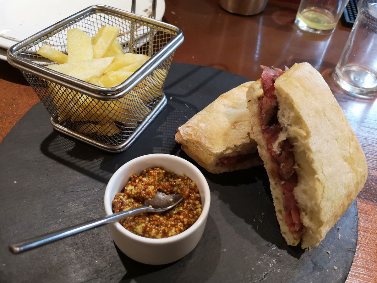 Probando el proyecto de Roastbeef Sandwich de <a href="/Cerveceriavor/">Vor Bier & Bar</a>.  Un puntito de sofisticación. Sólo falta convencer a la propiedad para que tenga un grifo de London Ale en vez de tanta IPA y ReIPA.