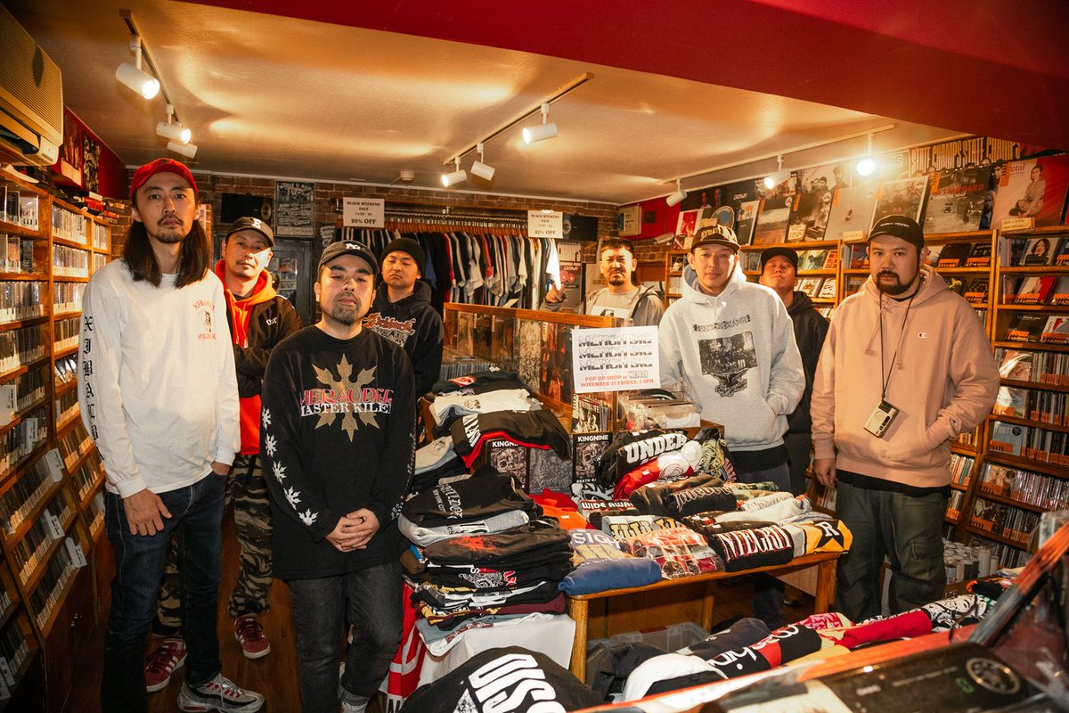 god168's tweet photo. NERDS x MERCH DIG pop up store well done👨👨👦👦Photo : @takumagg 📸🌇👕昨日本当に楽しかったTシャツにまみれた一日でした🙌 来て下さった方もありがとうございました🐾 #nerds #recordstore #merchdig #popupstore #hardcoreshirt
#retribution178 https://t.co/ipTEqBsA2G