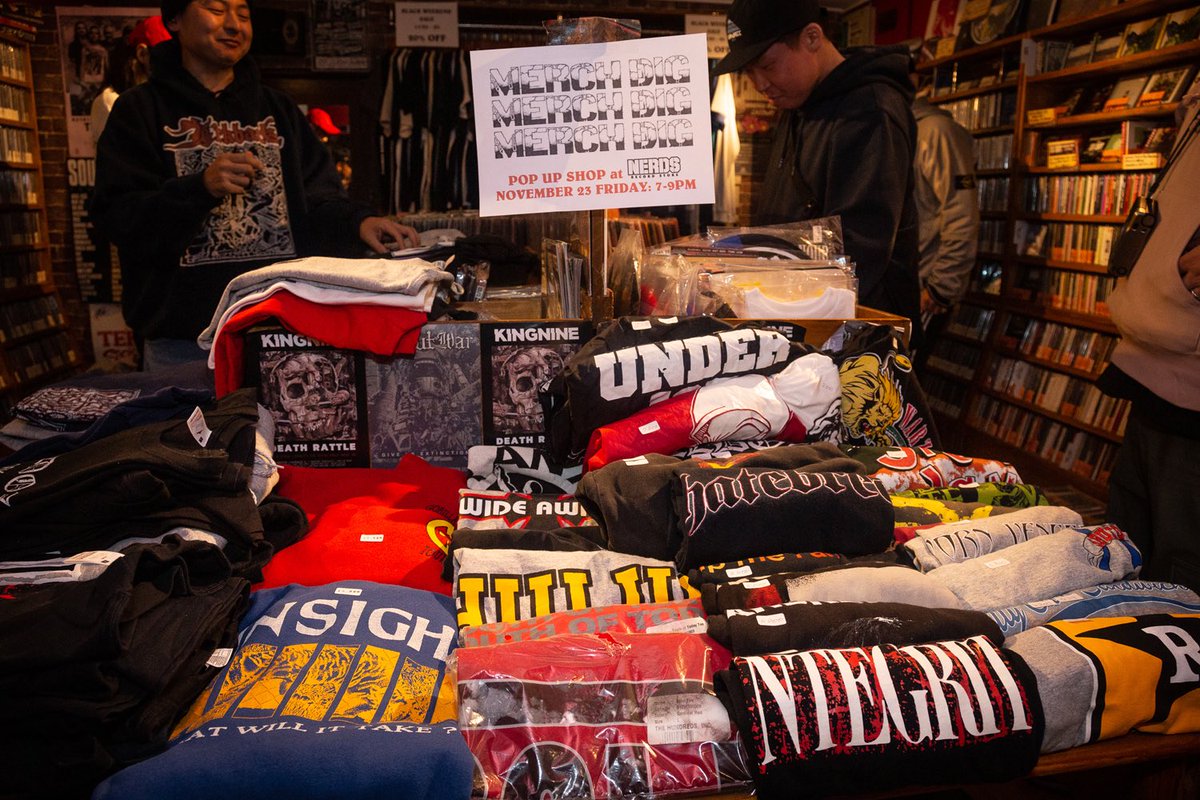 god168's tweet photo. NERDS x MERCH DIG pop up store well done👨👨👦👦Photo : @takumagg 📸🌇👕昨日本当に楽しかったTシャツにまみれた一日でした🙌 来て下さった方もありがとうございました🐾 #nerds #recordstore #merchdig #popupstore #hardcoreshirt
#retribution178 https://t.co/ipTEqBsA2G