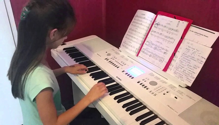 синтезатор для начинающих детей. быстро сыграть на пианино. уроки игры на синтезаторе. уроки на синтезаторе. игра на фортепиано для новичков.