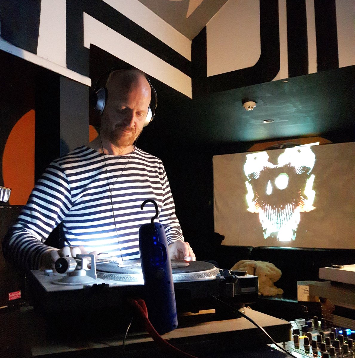 tracaroon's tweet photo. Great night at #COMETOTHIS at Buffalo last night. Great vinyl set from @MrChairmanUK ๐ฏ Proud DJ wife. And achy from the dancing ๐ #vinyldj #vinyl https://t.co/5YUsDEusax