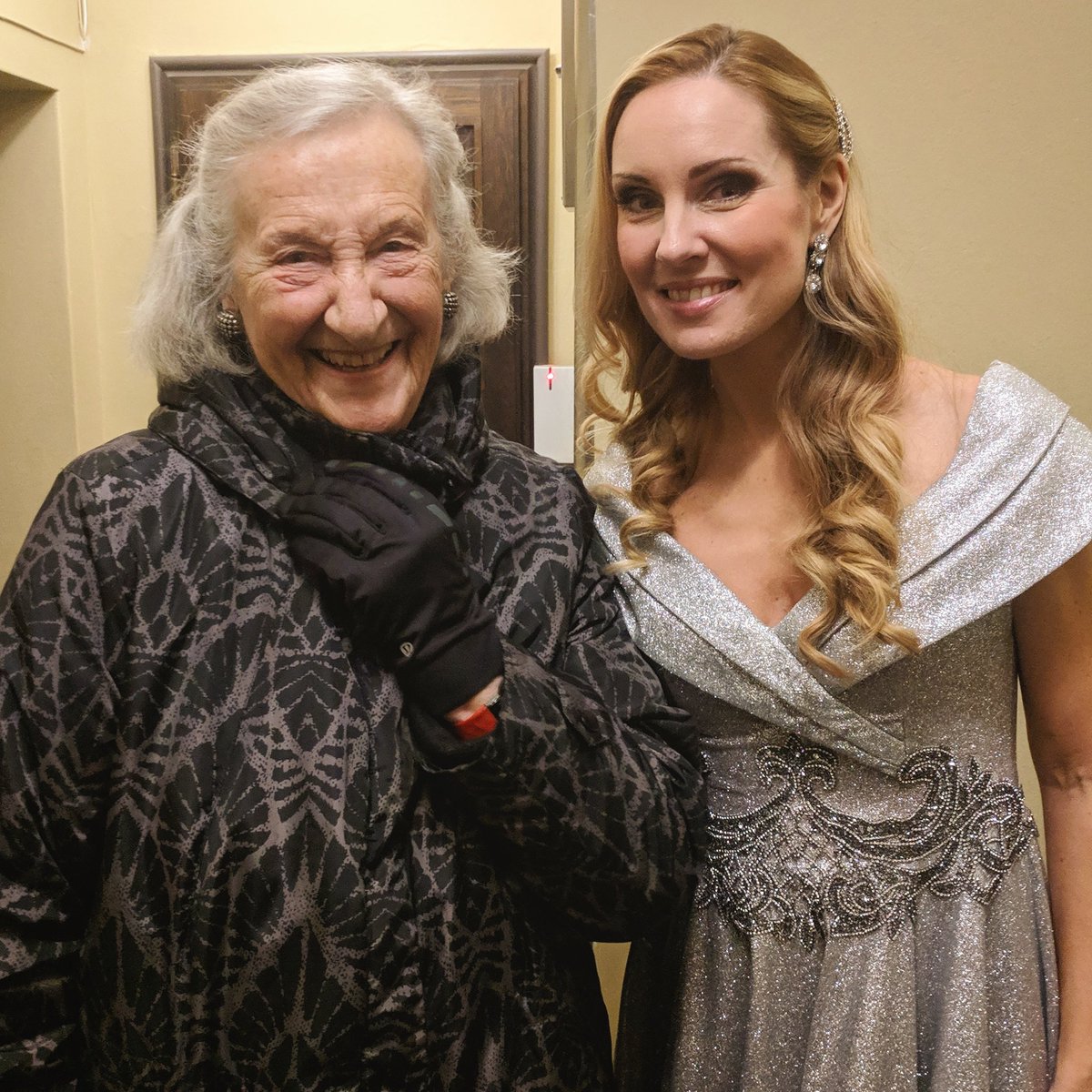 WMClassical's tweet photo. Last night Hannah Holgersson charmed the Konserthuset Stockholm with Thea #Musgrave's 'Songs for a Winter's Evening', a world-class orchestral song cycle ❄️❄️❄️ Fantastic show from @NorrkopingSymph 👏👏👏 #theamusgrave #musgrave90 // score here >>
https://t.co/YgP17vsxYe https://t.co/BCCmLmV9pf