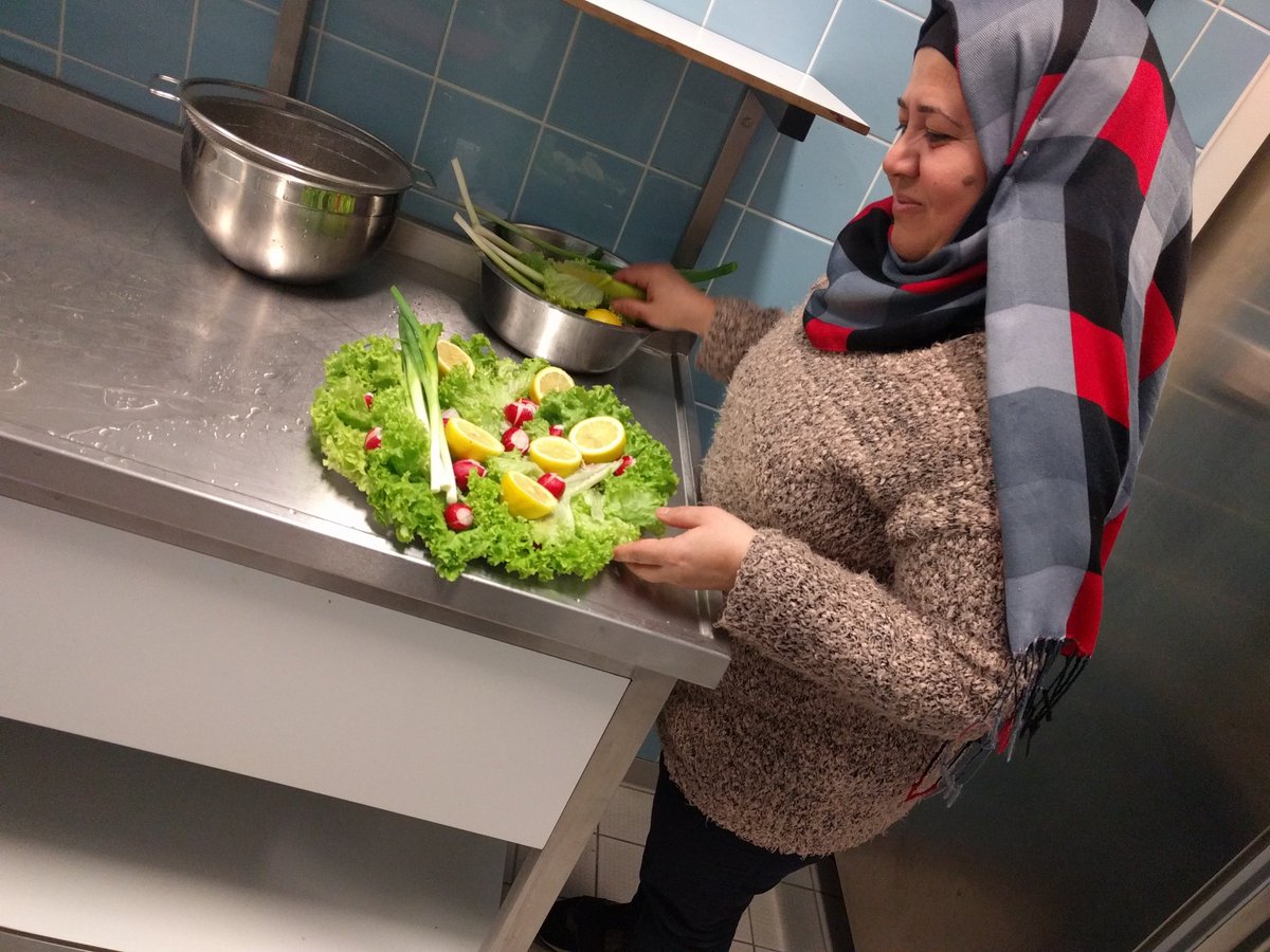 Er wordt heerlijk gekookt! De Syrische linzensoep van Faten kun je dadelijk proeven voor maar €1,- in de Weide Wereld (Teunisbloemlaan 48). Van 12-14uur vandaag. Kom je je buurvrouw supporten? #SoepUitIedereHoek #Lekkerdivers #Buurtrijk