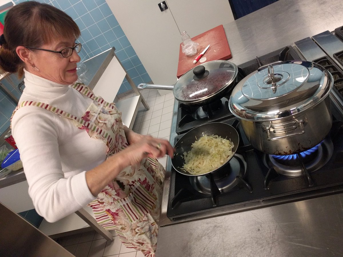 Echte Russische borsjt proberen? Olga maakt deze super vers klaar in de Weide Wereld (Teunisbloemlaan 48). Kom jij het proeven voor maar €1,-? Van 12-14uur vandaag! Jouw support wordt gewaardeerd 🤗 #SoepUitIedereHoek #Lekkerdivers #Buurtrijk