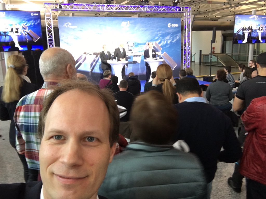 Schpace's tweet image. Jetzt geht es los ... #SpaceTalks am Fraport mit @esa @DLR_de bin gleich auf der Bühne und im Livestream mit Jan Wörner und Thomas Reiter zur Exploration!