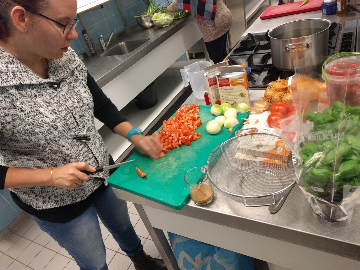 Whoop whoop! Monique bereidt Hollandse vegetarische tomatensoep voor. Voor maar €1,- in de Weide Wereld (Teunisbloemlaan 48) te proeven. Van 12-14uur vandaag. Jij komt haar toch ook supporten? #SoepUitIedereHoek #Lekkerdivers #Buurtrijk