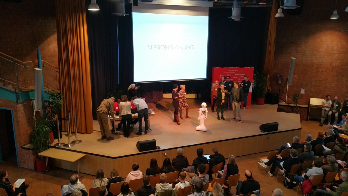 worldofvr_cgn's tweet image. Unsere Kollegin Céline ist heute auf dem Digital Education Day #DED18 #cologne mit einer Session zu #VirtualReality &amp;amp; #augmented_reality Reality als #Mehrwert im #Unterricht