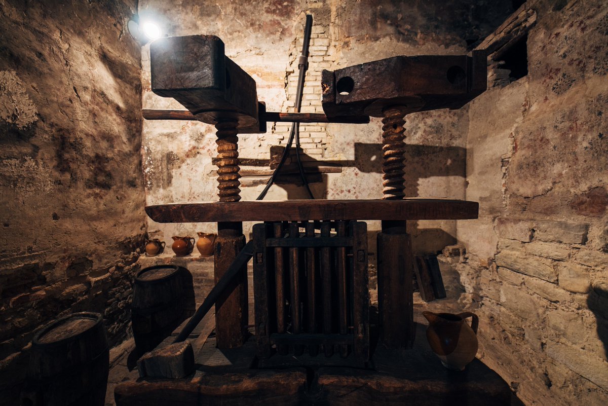 'La memoria deve essere fonte di ispirazione per azioni presenti e future' Le antiche cantine francescane, perfettamente conservate, testimoniano il legame identitario, sempre vivo, tra il #Sagrantino e la sua terra. #Montefalco ❤️#buonsabato #FrammentiDiVita #MadeInItaly