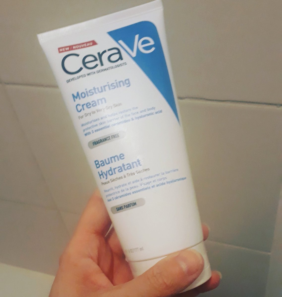 madamepingouin's tweet photo. 1er jour de vacances ! 
On prend le temps de s'occuper de sa petite peau fragile de pingouin ! 
#PlacementDeProduit
#TestSampleo
#Merci 
#Cerave https://t.co/pgc41gi1RG