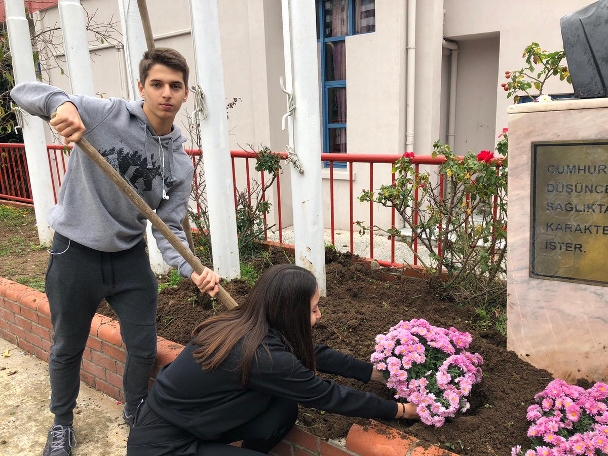 SALVADORESteam's tweet photo. Dünyamızı çiçekler gibi güzelleştiren öğretmenlerimiz adına Atatürk büstüne çiçek ektik #ogretmenlergunu https://t.co/zVLU7JM3IM