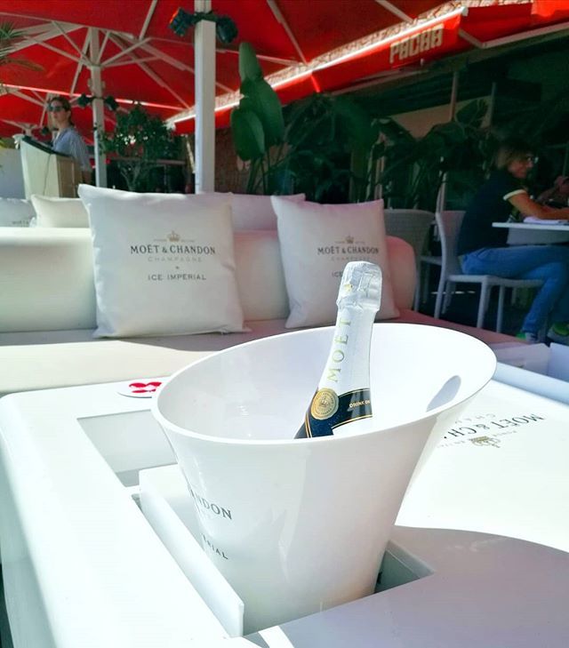 Happy weekend!!! ✨🥂
.
.
.
#pachabarcelona #cocktails #friends #music #bestplacestogo #moetchandon #party #lounge #afternoonpacha #saturday #bcngourmet #bcnevents #beach #barcelona #spain #costaeste #enjoy #lifestyle