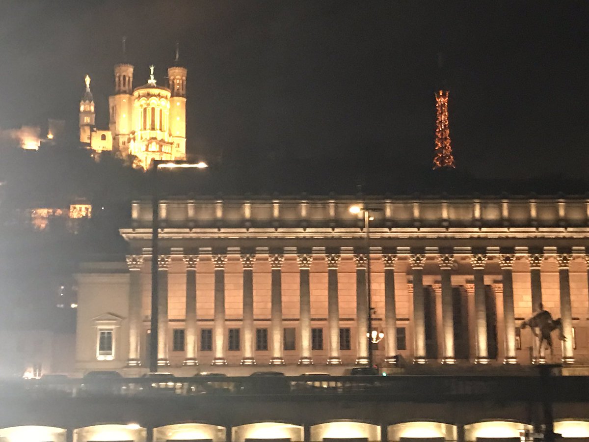 ADaoulatian's tweet photo. Une très belle soirée hier au bord de l’Hermes #lesbateauxlyonnais organisée par la #MACSF #Lyon en compagnie des membres de l’#UMAF
Un moment de convivialité et de partage entre Rhône et Saône https://t.co/RcGKZP8xXz