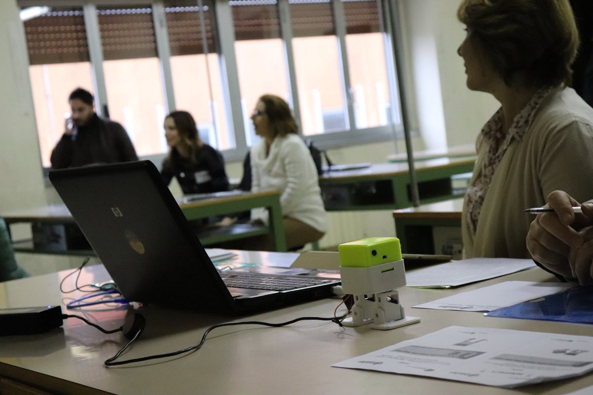 CoderDojoSPQR's tweet image. Ma quant&apos;è bello il #teachertraining 🤖?
#itsrainingcode #itsrainingottobot
@MindSharingTech