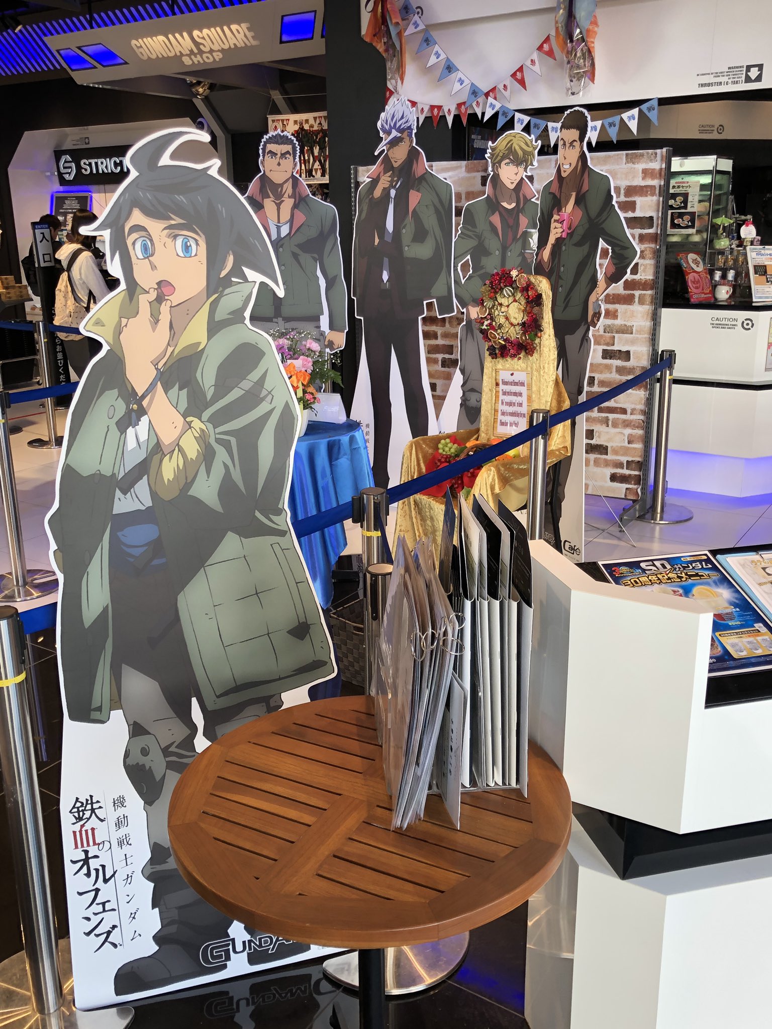 えむえむ ガンダムスクエアにあるガンダムカフェ大阪店 秋葉原店とは違って 鉄華の集いフェア 第2弾 秋の収穫祭 の鉄華団メンバーのキャラクターパネルは1枚の画像に収める事ができます 三日月だけちょっと前に出てるけど G Tekketsu 鉄華団ガン