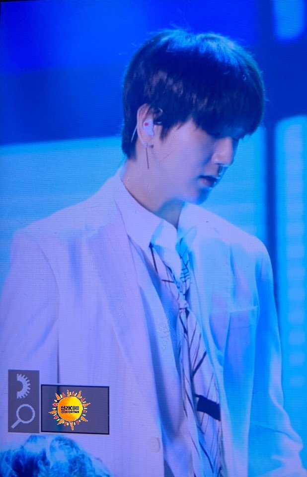 Sunlight2408's tweet photo. 플뷰 181124 K-pop concert in Macua (1)

#예성 #슈퍼주니어 
#Yesung #SuperJunior https://t.co/HOp1xd4MNI