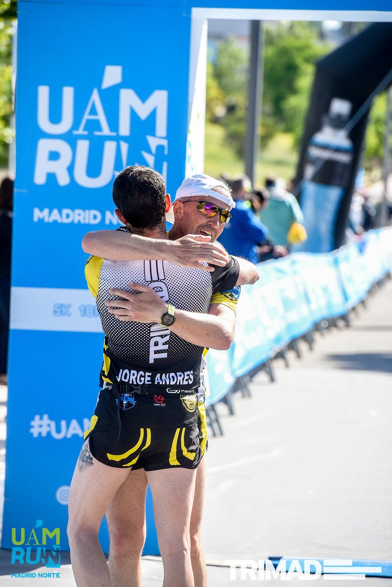 Trimadrunner's tweet photo. #MiDeporteEnTVE. En la imagen dos de mis compañeros del equipo @TRIMAD_ @ClubTrimad. Jorge y Oscar...dos fenómenos!!! La instantánea recoge el momento en el que cruzan la línea de meta del medio maraton de la Universidad Autónoma de Madrid. https://t.co/pgLmKSTJYT