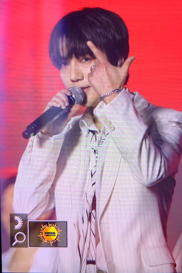 Sunlight2408's tweet photo. 플뷰 181124 K-pop concert in Macua (2)

#예성 #슈퍼주니어 
#Yesung #SuperJunior https://t.co/4vtBtkBMDP