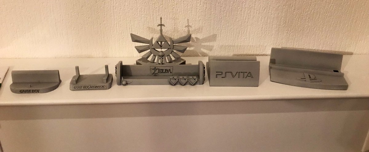 DerLachwitz's tweet photo. Time to finish the printed stands for my handheld-collection. Does anyone has a #GameGear for sale? :) #nintendo #prusai3mk3 #sony #psp #psvita #gameboy #gba #helloryker https://t.co/YpSHDYmJT4
