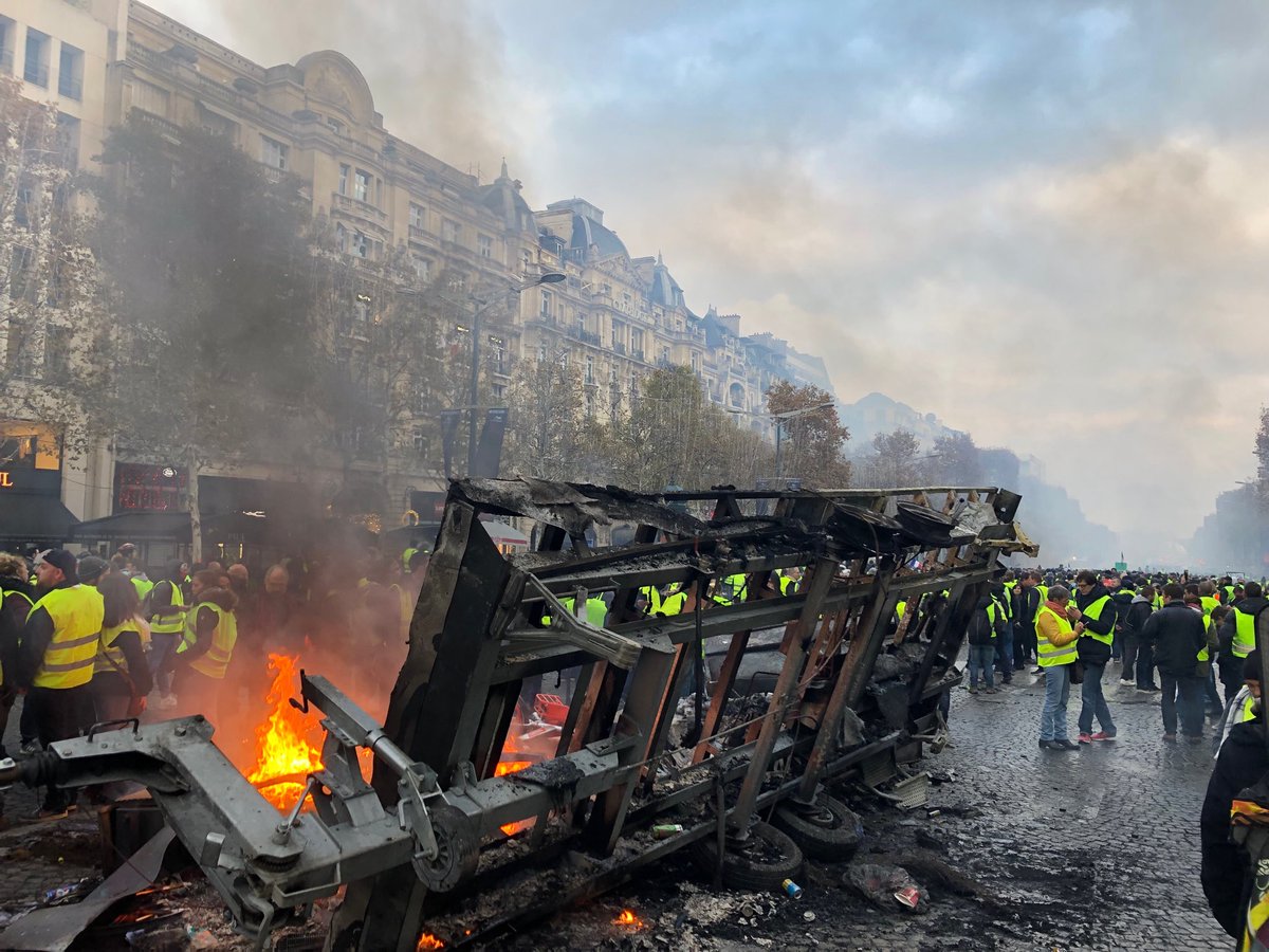 Protests in France - barricades rised in Paris Dsx1YDRWwAMbMzU