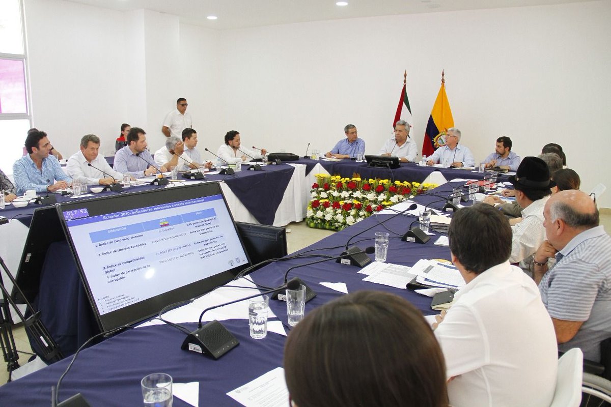 Lenin's tweet photo. Buenas noticias en Gabinete: la construcción del hospital en Pedernales inicia en 2019. Se inspeccionará la seguridad y los efectos en la salud de los habitantes cercanos a la Refinería de Esmeraldas. Se analizó elevar inversión en educación, salud y vivienda. ¡Velamos por todos! https://t.co/s4RkK8NeI1