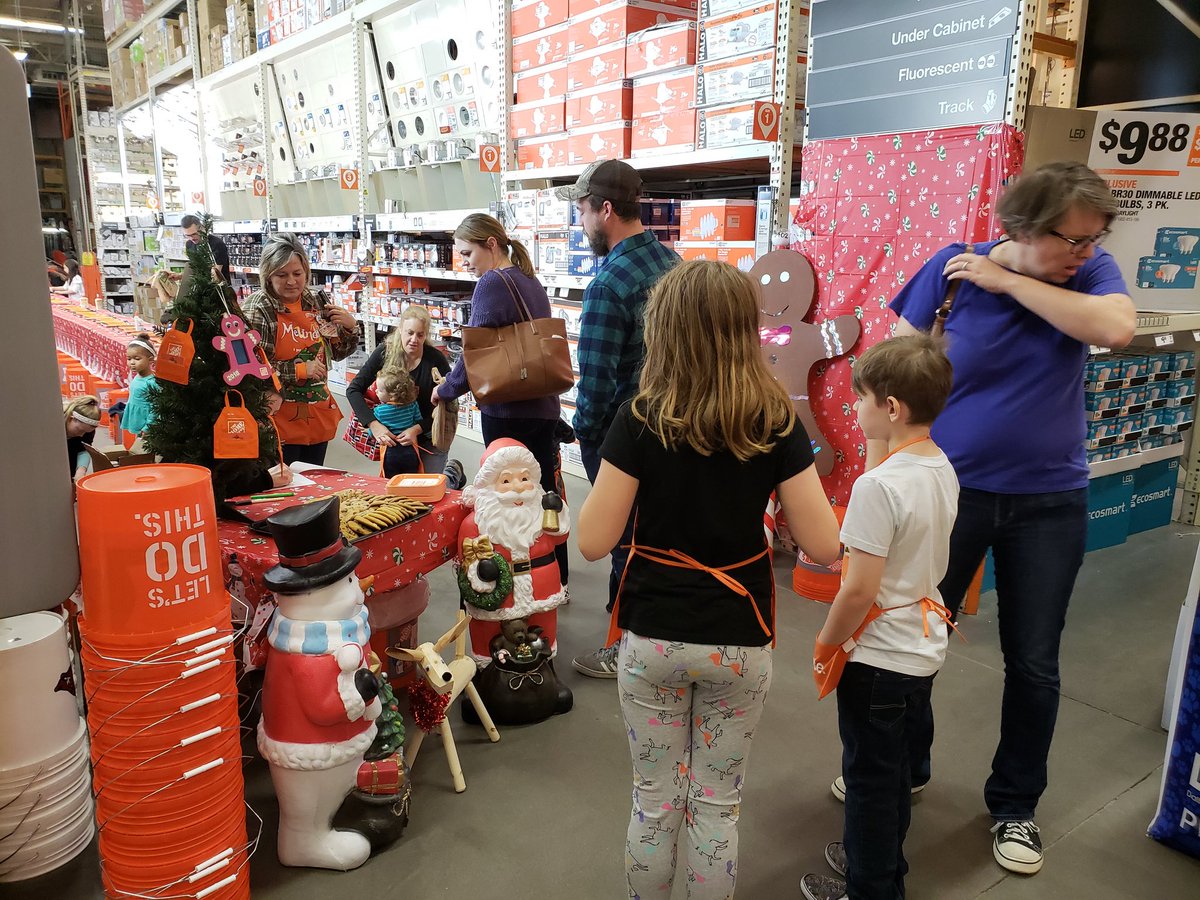 MoJaxon1's tweet photo. 📣🤩Our builders are comin in 1 x 1!👨🏼‍🎨👩🏽‍🎨 Designing really great gingerbread men &amp; women!🤶🎅 I'm having as much 😃🙌🏽😁🤩😂🤗fun as they are!!!! https://t.co/0eqdwLIQiH