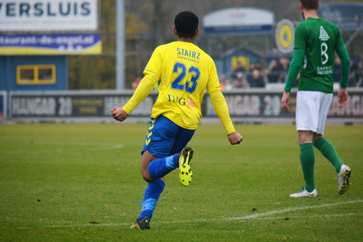FCLisse's tweet photo. Wat een wedstrijd! FC Lisse wint dankzij 3 doelpunten in de slotfase met 4-3 na een 1-3 achterstand! #liseem https://t.co/EgBAMmvD0r