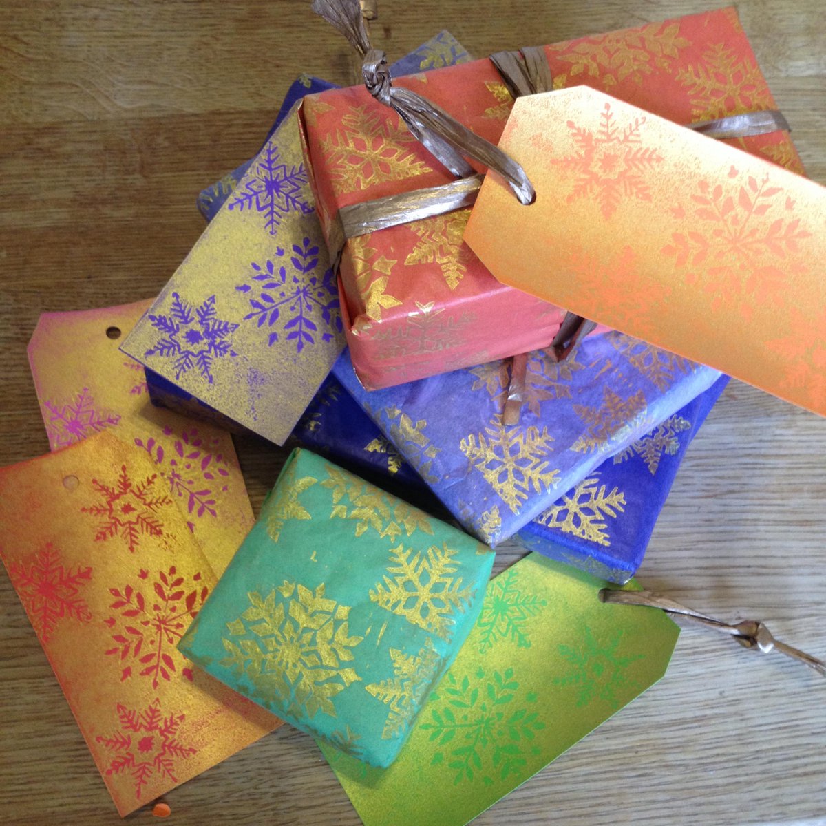 creativearienas's tweet photo. HOW FAB IS THIS GOLD PAINT on tissue paper... #createyourownChristmas #linoprintingworkshop @Higgs21Higgs More info: https://t.co/CykpMhmuSC @CraftCourses @WhatOnEdinburgh @edinburgh https://t.co/SPSEy9XvOh