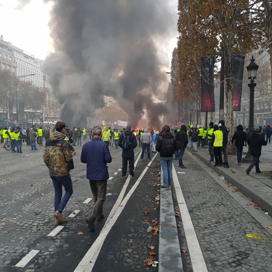 alexiscorbiere's tweet photo. De la colère mais de la dignité aussi dans les discussions sur les Champs-Elysées. De la violence aussi parfois.. et de grosses balles de défense également... #GiletsJaunes https://t.co/j9EyQLniU0
