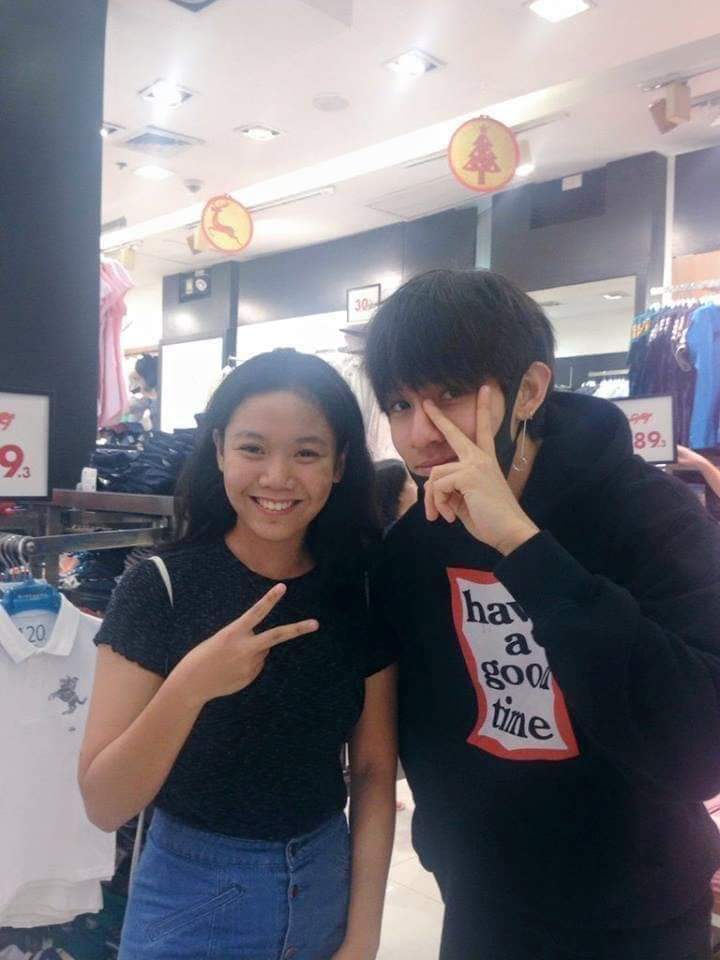 HEYITSKRBYCNTL's tweet photo. A fan just took a photo with Samuel. 😭😭😭 #SamuelInManila https://t.co/cwroI8Jqez