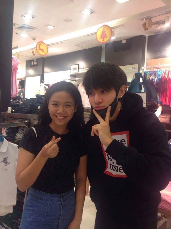 HEYITSKRBYCNTL's tweet photo. A fan just took a photo with Samuel. 😭😭😭 #SamuelInManila https://t.co/cwroI8Jqez