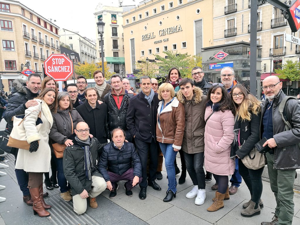 jmartinezcs's tweet photo. Es hora de convocar elecciones y que los ciudadanos españoles decidan su futuro. #STOPSánchez
Hoy lo hemos manifestado en Madrid junto a afiliados de @Cs_Aragon https://t.co/EhW5mJIB6t