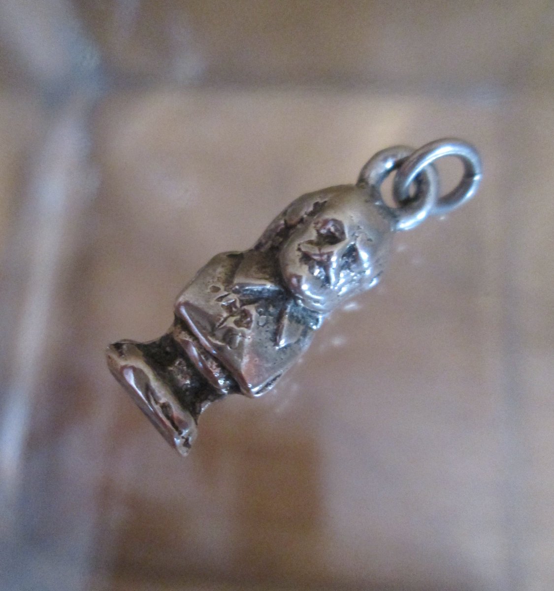 whytewing's tweet photo. Sterling Silver Bracelet Charm, William SHAKESPEARE, The Bard, Writer Bust, 1940s Solid 3D https://t.co/f1dHqzhFke via @Etsy #whytewing #etsyshop #ebayrocteam #thebard #Shakespeare #shakespeareinthepark #charming #sterlingilver https://t.co/Nrj93dUwIV