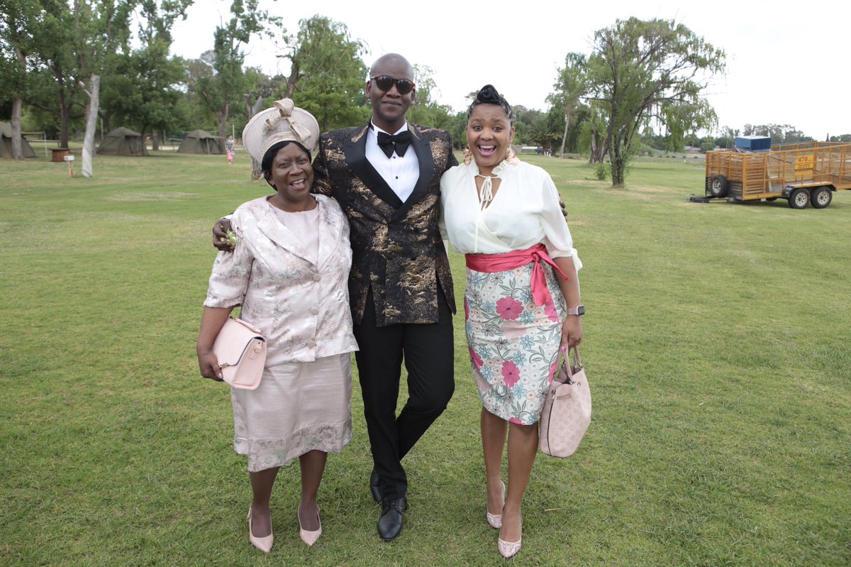 MoAfrika's tweet photo. #itsawedding @MaBaeps @NeoBaepii https://t.co/EvQFHqfQmX
