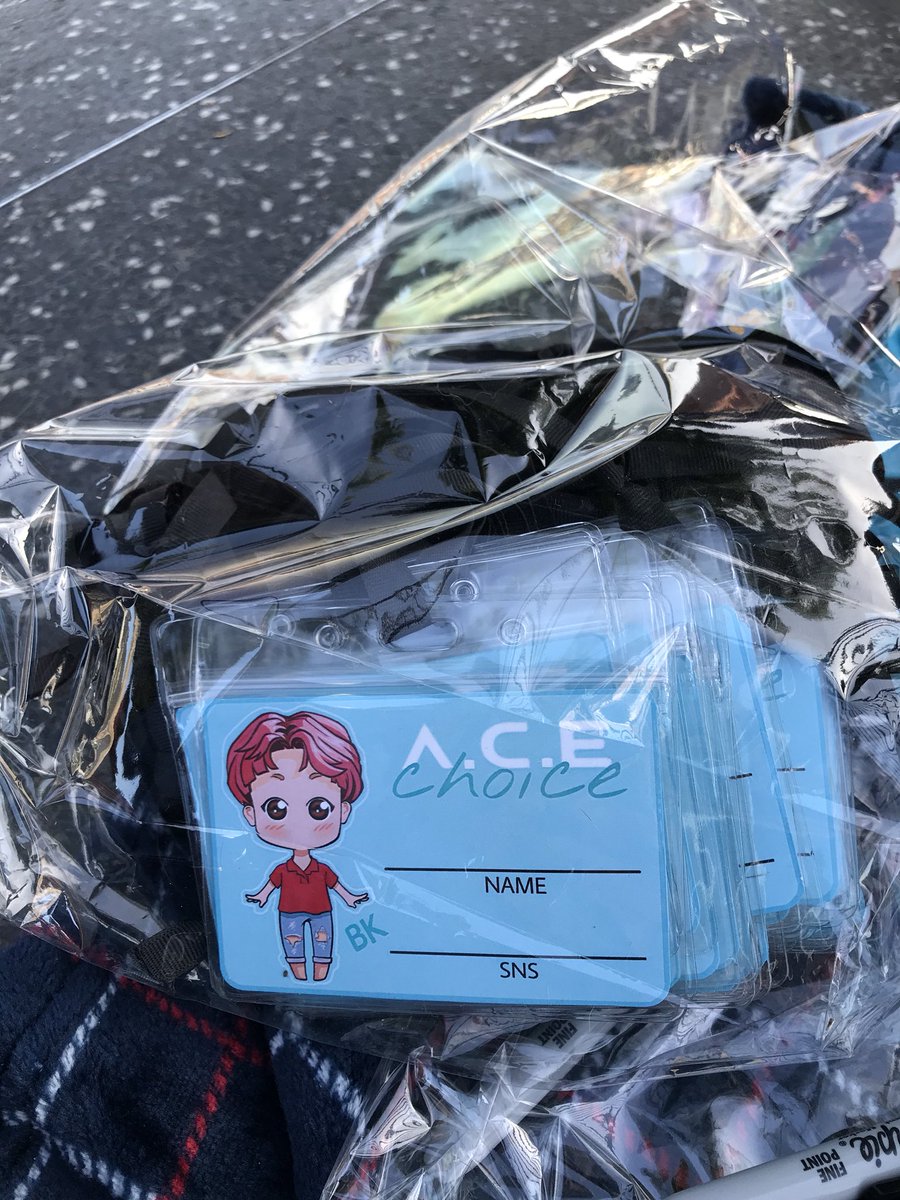 ACEinLosAngeles's tweet photo. Choice!!!! I am in line right now! If you want a nametag, come find me! ^^ #에이스 #ACEinLA #에이스_LA https://t.co/2Sf2PYeZFA