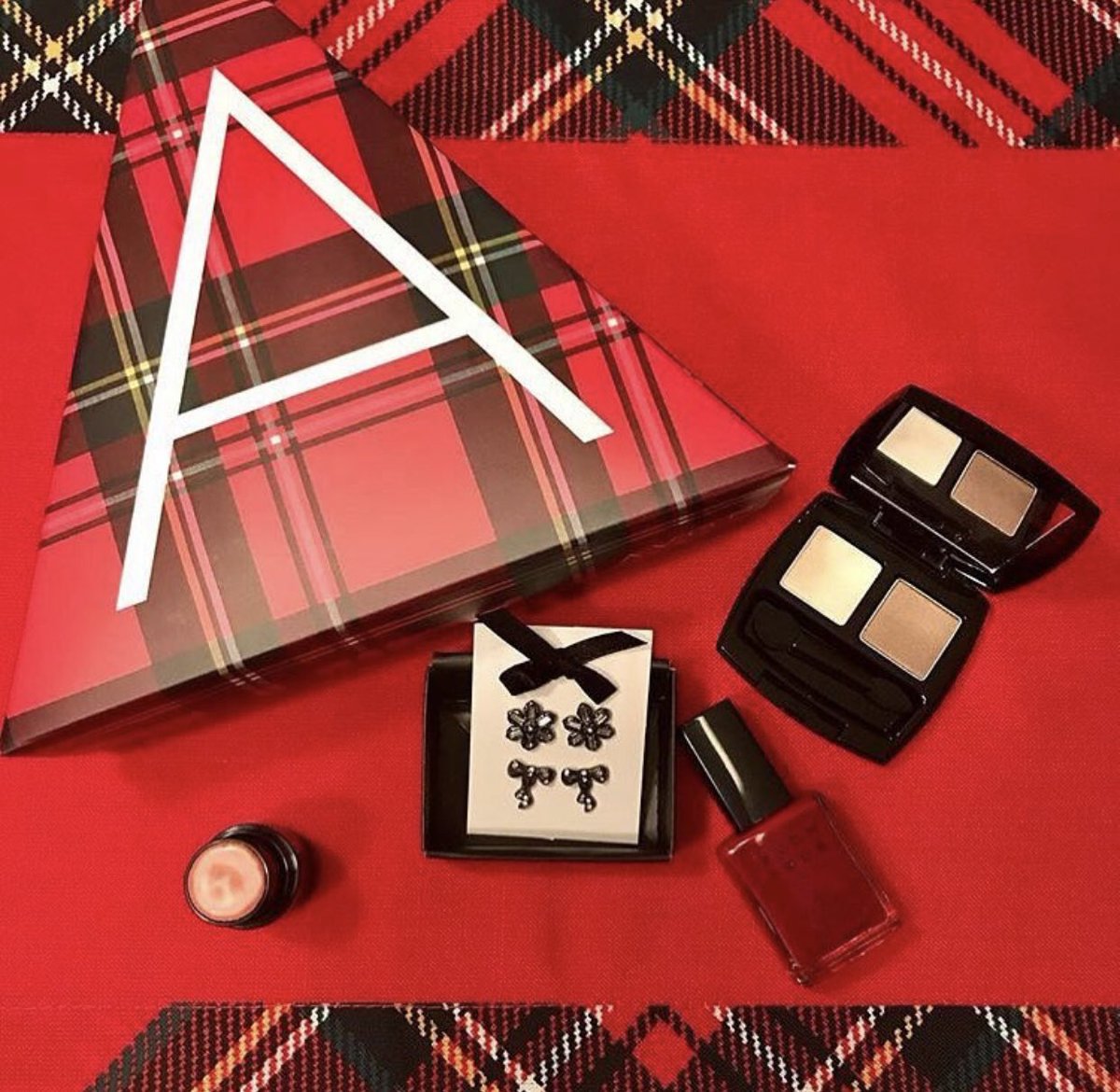 OnwardWithMolly's tweet photo. 🔶Beauty Bundle #Giveaway
To Enter:
1. RT this 🔁
2. Tag a friend ✔️
3. Follow Us 👍
4. Must do all steps 💋
Ends 12/2 @ 7PM ET
Link to shop in bio!
#RTtoWin #Jewelry #Makeup #NailColor #WeekendFreebies #Giveaway #OnwardWithMolly https://t.co/sprO9qRsAc