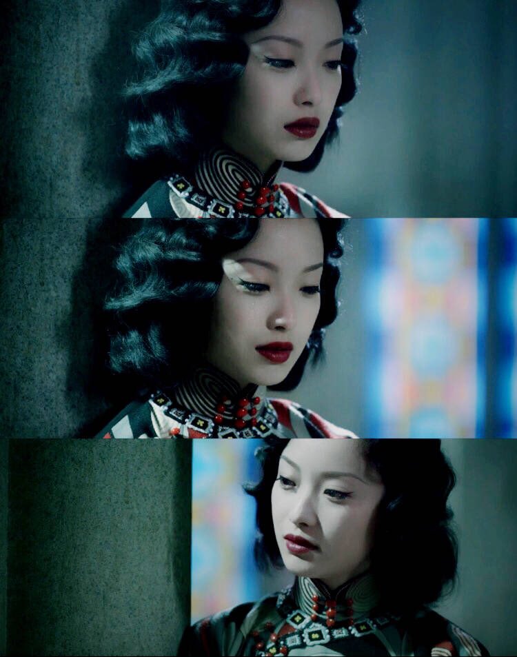 진링의 13소녀 (2011년 작품) 옥묵 역 니니 . 성당에 숨어든 초 중반 모습.영화 진링의 13소녀의 아름다운 치파오의상은 천성장가 의상감독이기도...