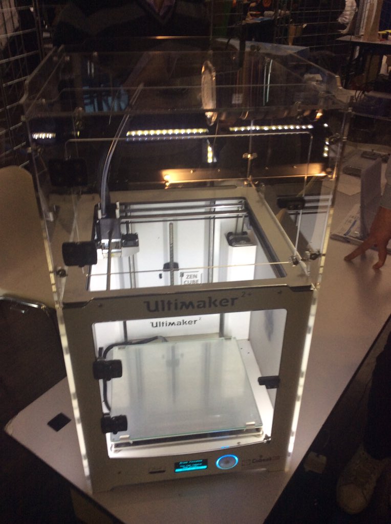 Imprimantes3D's tweet image. [LiveTweet #MFP18] Présentation du #ZenCube au @MakerFaireParis

Une solution de confinement et filtration (Hepa et charbon actif) sur la gamme @Ultimaker 

Un astucieux design qui permet en plus l'empilement de machines pour des fermes d'#impression3d

@Makershop_FR