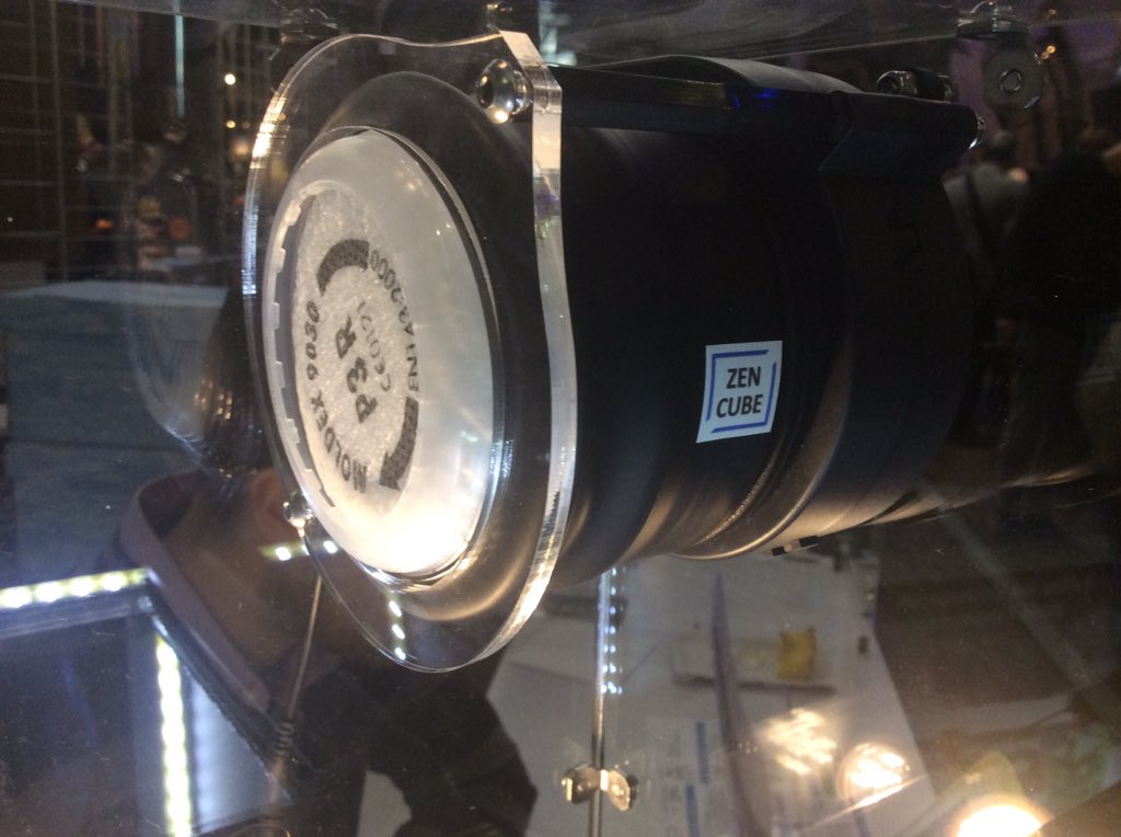 Imprimantes3D's tweet image. [LiveTweet #MFP18] Présentation du #ZenCube au @MakerFaireParis

Une solution de confinement et filtration (Hepa et charbon actif) sur la gamme @Ultimaker 

Un astucieux design qui permet en plus l'empilement de machines pour des fermes d'#impression3d

@Makershop_FR