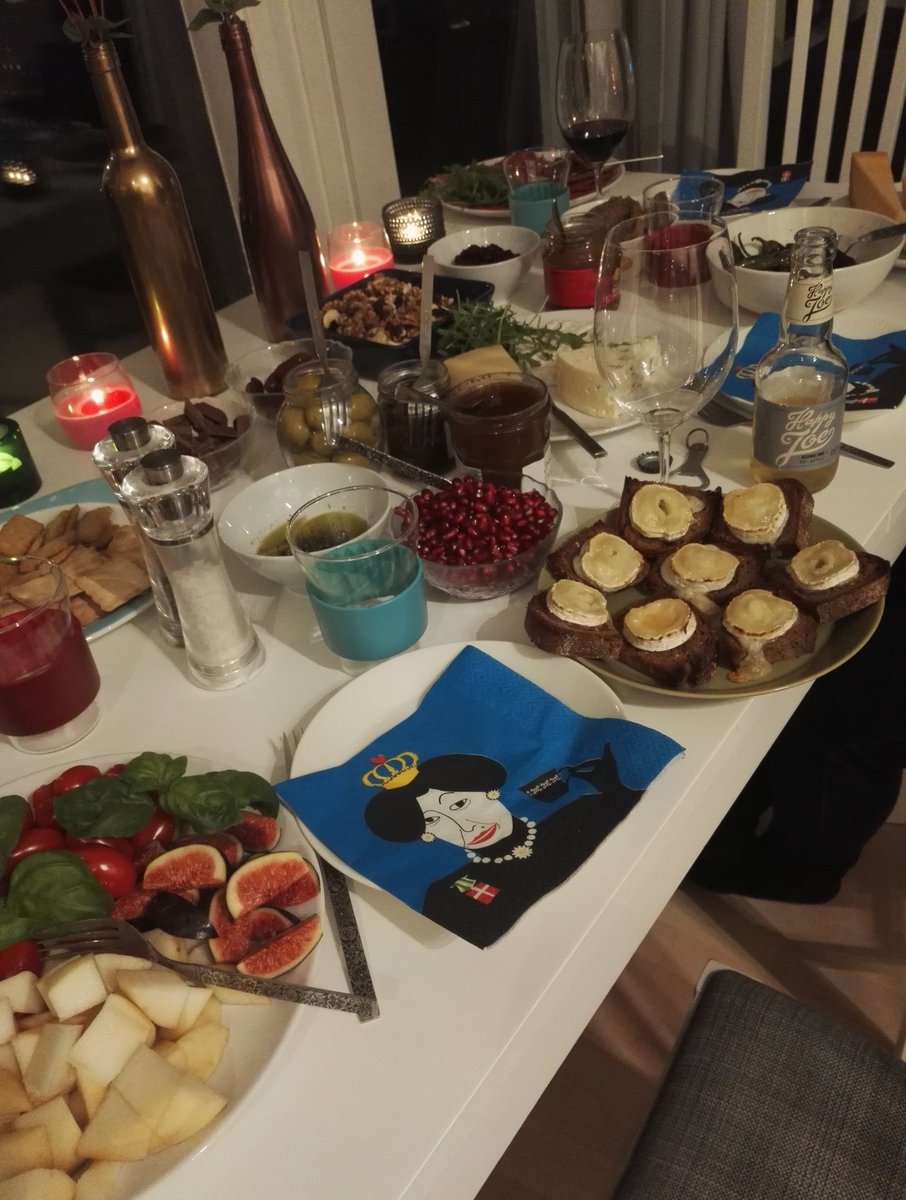 AaltoSatu's tweet photo. Tässä on pöytä täynnä kaikkea hyvää kavereiden kanssa jaettavaksi  viinillä tai ilman viiniä #alkolitonsiideri #alkoholitonviini #glögi #parhautta #ystävät https://t.co/6fmxSZYjck