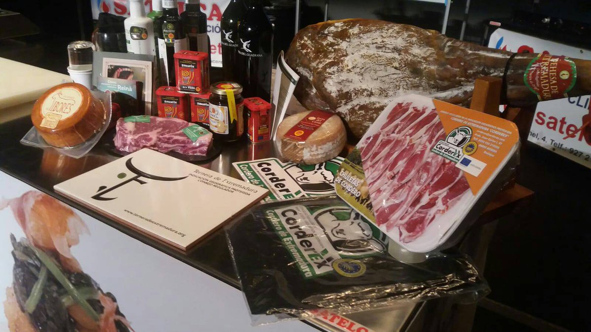 PICOTADELJERTE's tweet photo. Todas las #denominacióndeorigen e indicaciones geográficas cacereñas se han dado cita en #CCT18 #Cáceres #gastronomía https://t.co/TkbMXheBzK