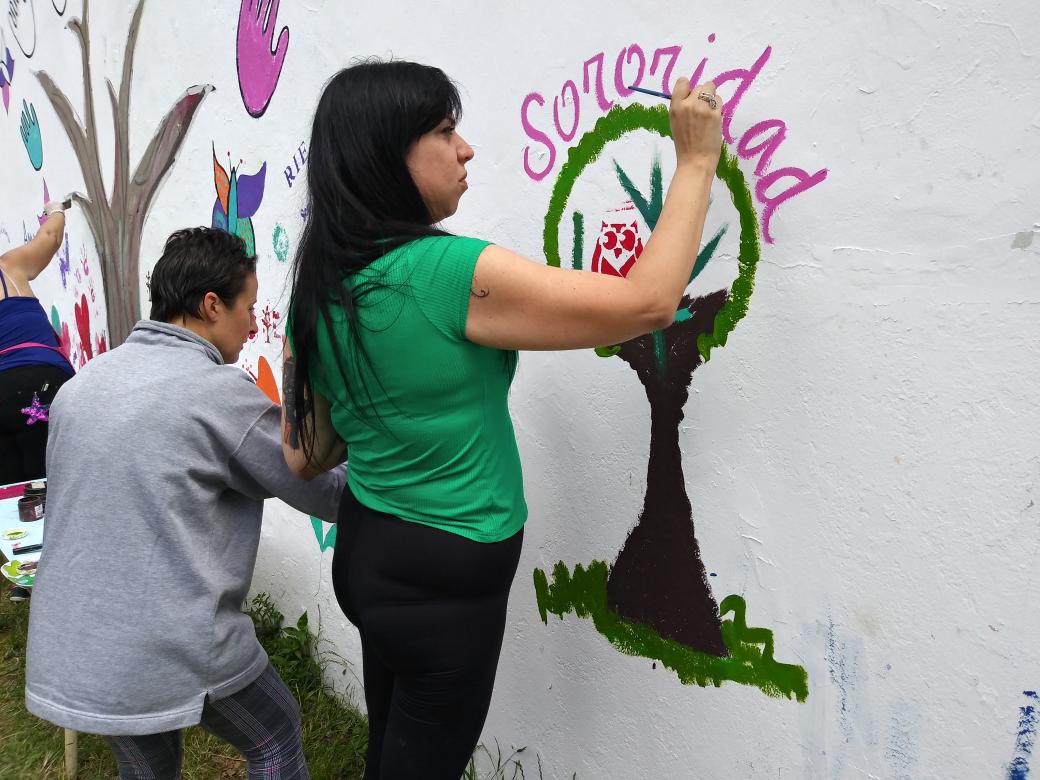 apusenorans's tweet photo. 👉 Hoy, nuestro #ProgramaVoluntariado junto a mujeres de uno de nuestros refugios se sumaron a las acciones de concientización contra la #ViolenciaDeGénero pintando un mural que nos recuerde que es posible crear un futuro libre de violencia.💜
#25N https://t.co/CAqZhe5gC9